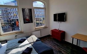 Roter Faden Designer Apartment in der City für 6 Personen, Privatparkplatz kostenlos, Küche, Essbereich